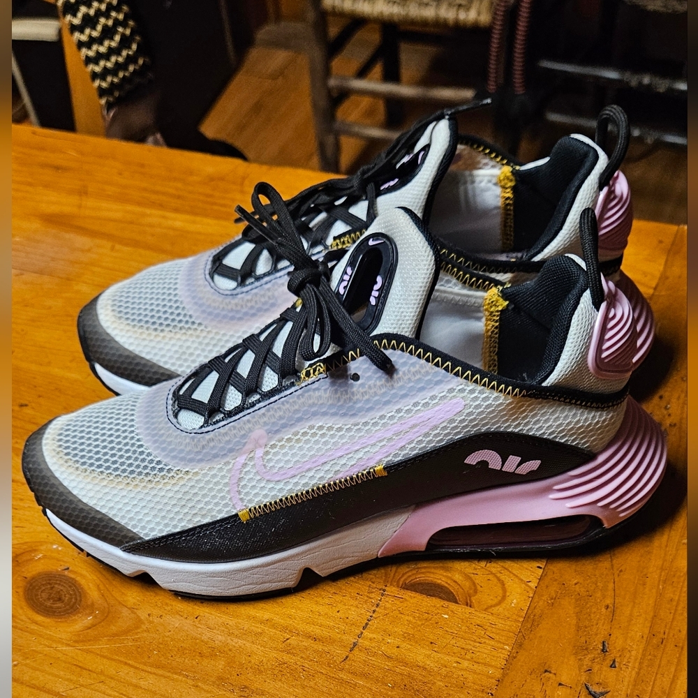 Nike Airmax 2090 White And Artic Pink Women's Pink and Black Sneakers